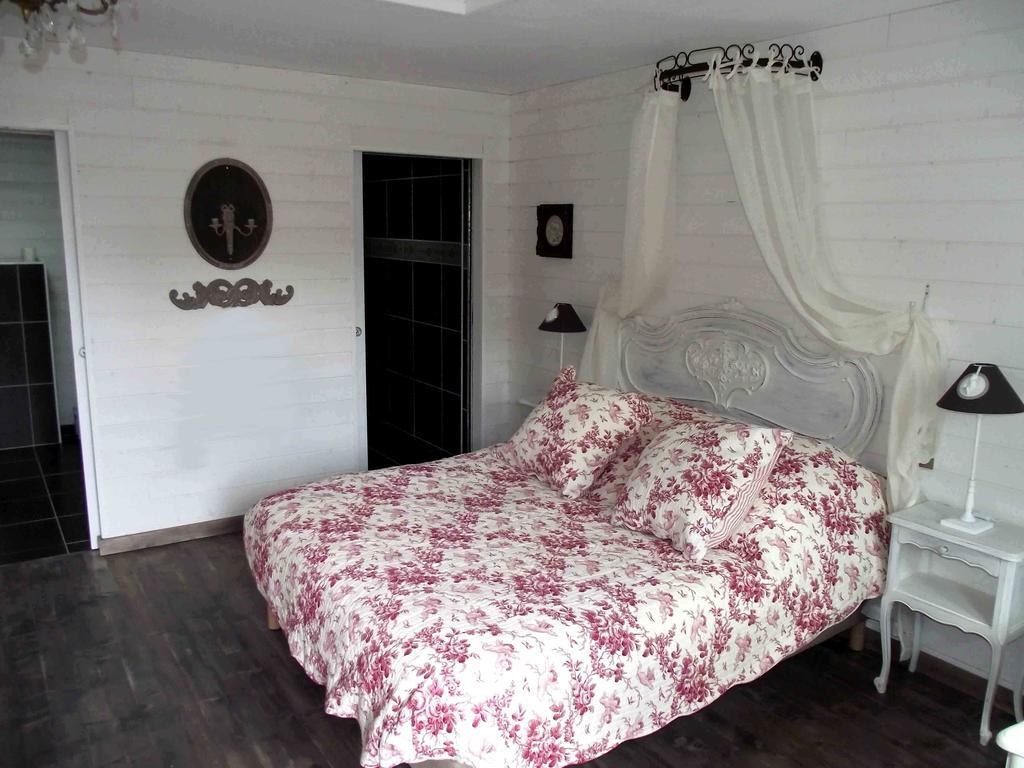 LES BELLES ÉPOQUES B&B - JACUZZI - PISCINE - TERRASSES - BRUMISATEURS - Proche Puy du Fou Saint-Germain-sur-Moine Habitación foto