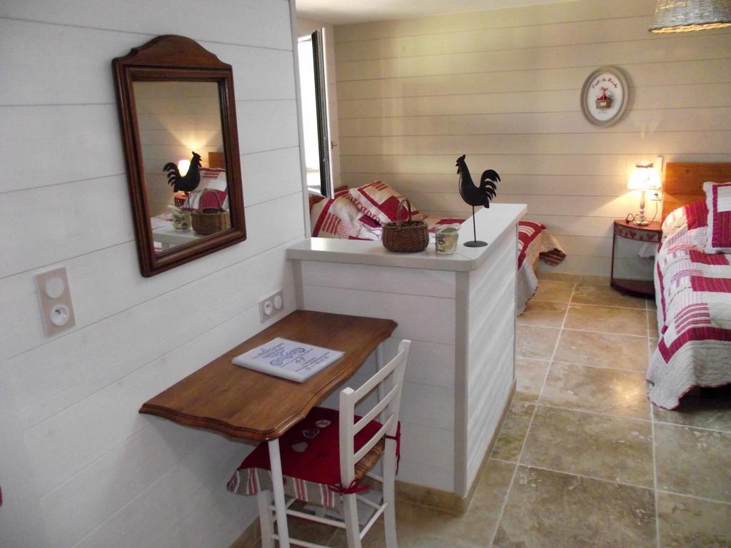 LES BELLES ÉPOQUES B&B - JACUZZI - PISCINE - TERRASSES - BRUMISATEURS - Proche Puy du Fou Saint-Germain-sur-Moine Habitación foto